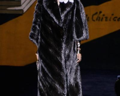 Шуба за миллион евро: новинка от Fendi стоит больше, чем квартира