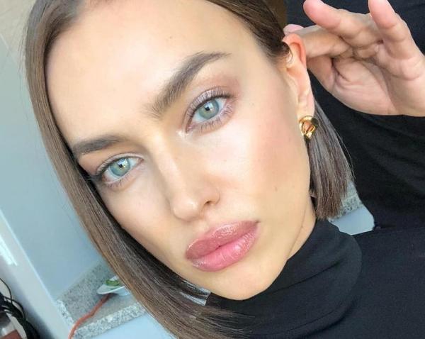 Очки и платок превратили Ирину Шейк в лохматую простушку