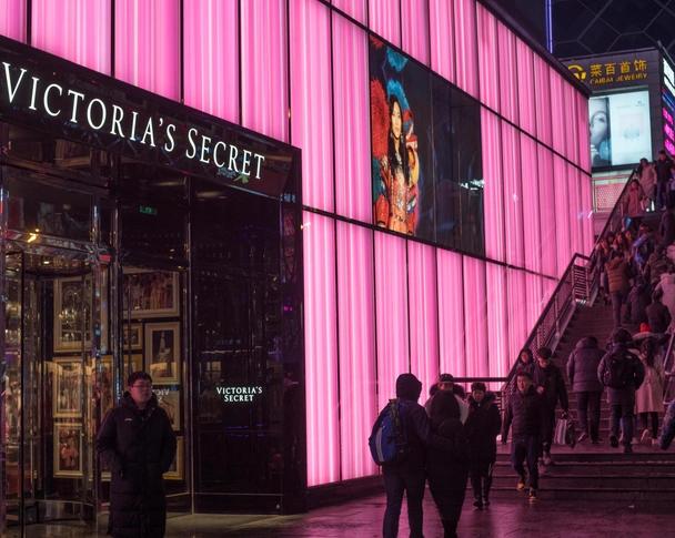 8 соблазнительных комплектов белья Victoria’s Secret, которые можно купить по скидке