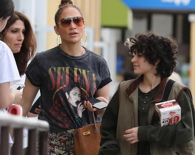 Брутальная футболка в стиле гранж — самая модная базовая вещь весны